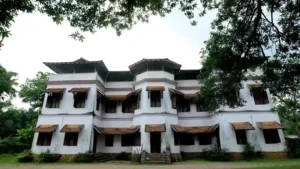 Poonjar Palace in Kottayam, Kerala – historic 600-year-old wooden palace built by Poonjar Rajas, featuring traditional Kerala architecture, antique artifacts, and a replica of Madurai Meenakshi Temple."